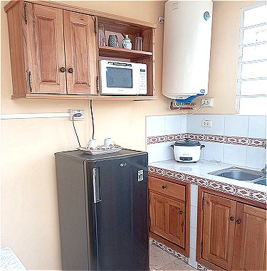 Cocina con frigorifico, termo electrico, microondas y olla arrocera