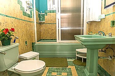 Ba&ntilde;o habitacion con entrada puerta principal