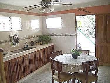 Cocina y comedor con el patio al fondo
