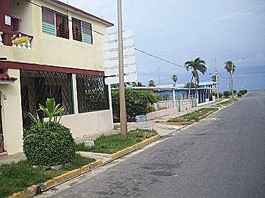 La casa con la playa al fondo