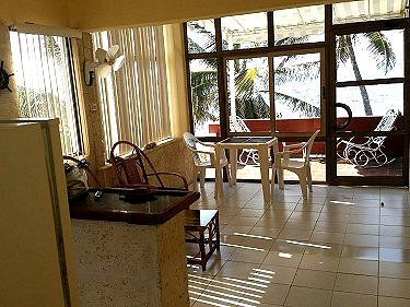 Desde sala de estar la terraza y mar al fondo