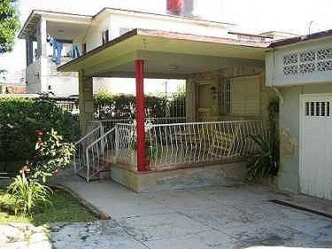 Vista frontal de la casa de Carmen