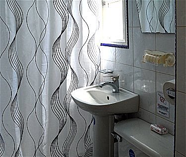Ba&ntilde;o privado (en habitacion 1)