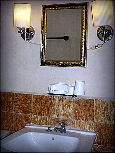 Ba&ntilde;o privado de la habitacion, con ducha de agua caliente 