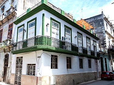 El edificio del Hostal desde el exterior