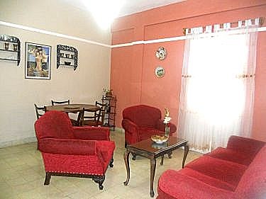 Sala de estar, al fondo la mesa de comedor
