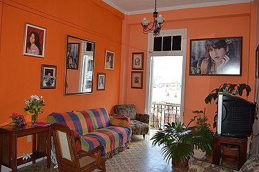 Sala de estar con balcon que se puede usar compartiendola con la familia 