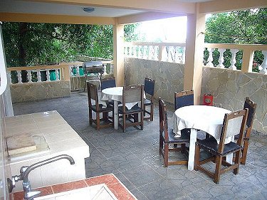 Terraza y comedor exterior