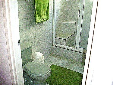 Ba&ntilde;o principal del apartamento