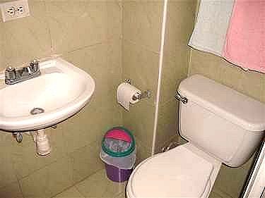 Ba&ntilde;o de una de las habitaciones