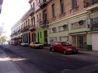 Casa Nancy (frente carro rojo). Vease la proximidad del Capitolio, a 100 metros al fondo a la izquierda