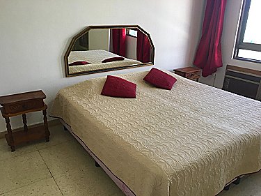 Una habitacion, con cortinas de damasco gordo dobles que no dejan pasar la luz