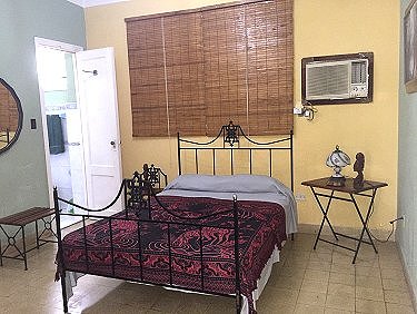 Una de las habitaciones, el ba&ntilde;o al fondo