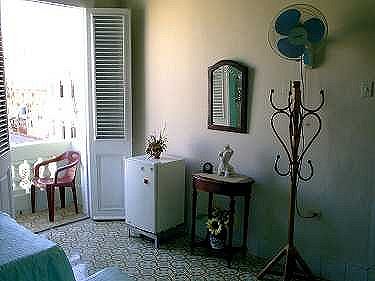Habitaciones de dos camas con frigorifico