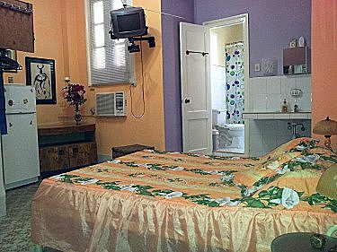 Habitacion con entrada independiente, con fregadero, television, frigorifico y con ba&ntilde;o privado al fondo