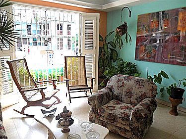 Interior de la Casa de Elsa (Sala con vistas a la calle 25 de vedado) 