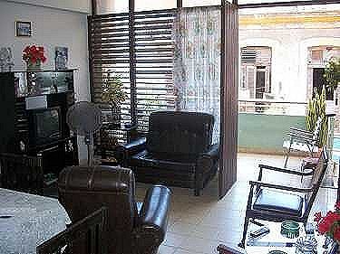 Sala de estar con el balcon al fondo